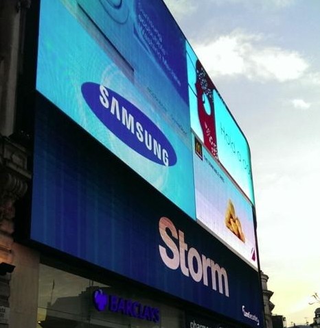 倫敦皮卡迪利廣場點亮全新戶外數(shù)字標(biāo)牌