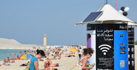 交互式數(shù)字標(biāo)牌變身迪拜沙灘變色龍