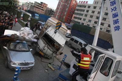 貨車撞倒廣告柱，廣告柱砸中小轎車