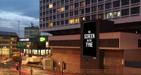 英國紐卡斯?fàn)栍瓉硎讉€戶外數(shù)字大屏