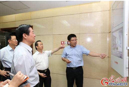 劉奇葆在光明日報社調(diào)研時參觀數(shù)字標(biāo)牌