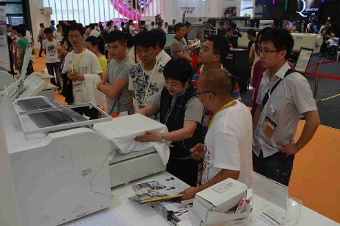 觀眾現(xiàn)場(chǎng)體驗(yàn)F2080數(shù)碼T恤打印機(jī)