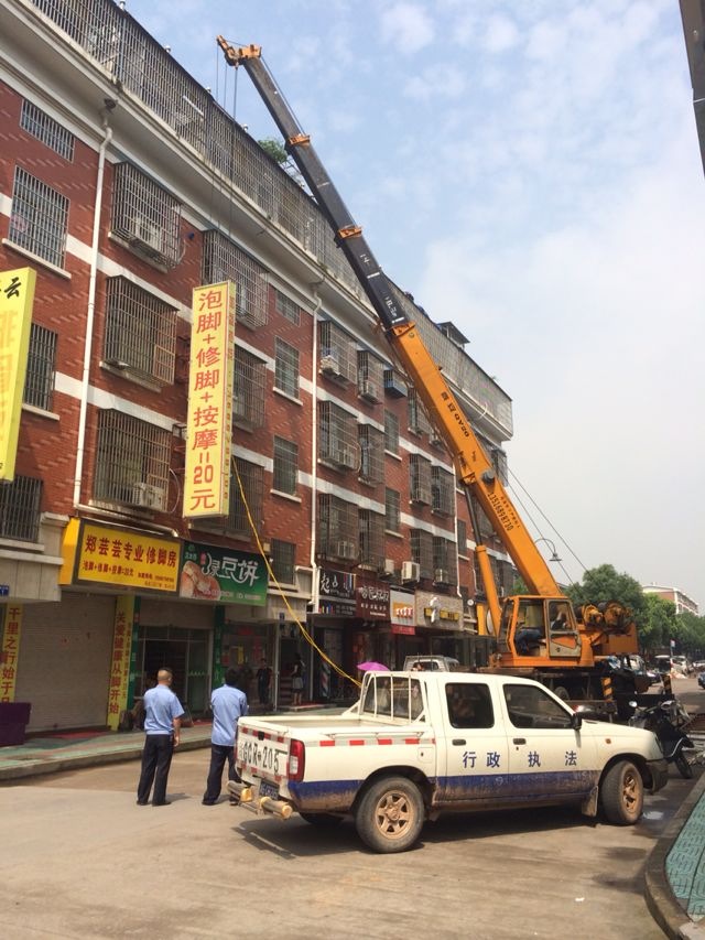 稠北大隊(duì)依法拆除違規(guī)戶外廣告牌