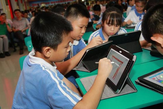 小學(xué)生使用Samsung school學(xué)習(xí)美術(shù)課