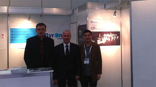 臻興攜汽車玻璃絲印機(jī)亮相杜塞爾多夫玻璃展