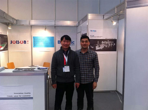 臻興攜汽車玻璃絲印機(jī)亮相杜塞爾多夫玻璃展