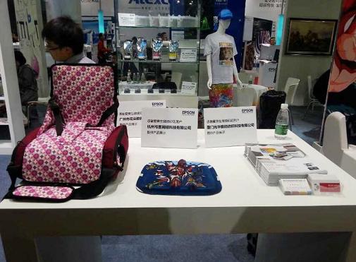 使用“愛(ài)普生微噴印花™”工藝生產(chǎn)的廠商產(chǎn)品展示