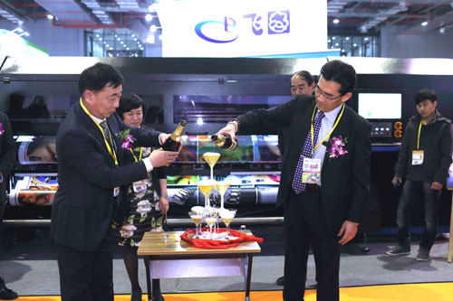 飛行船 日本LUKIO國際戰(zhàn)略合作簽約儀式暨飛圖UV單雙面同步噴繪機SDM3300i新品發(fā)布會