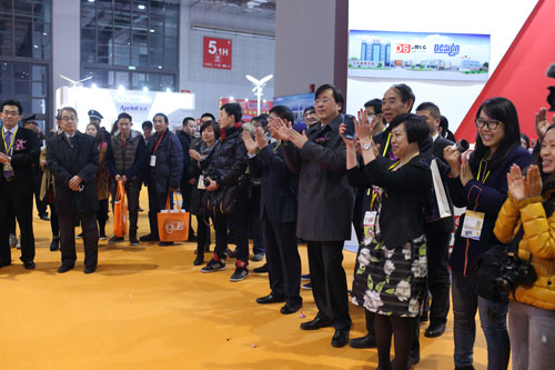 飛行船 日本LUKIO國際戰(zhàn)略合作簽約儀式暨飛圖UV單雙面同步噴繪機SDM3300i新品發(fā)布會