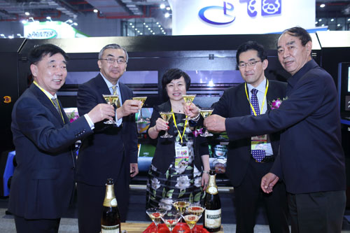 飛行船 日本LUKIO國際戰(zhàn)略合作簽約儀式暨飛圖UV單雙面同步噴繪機SDM3300i新品發(fā)布會