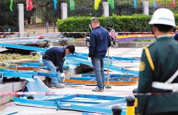 公園管理處拆除事發(fā)廣告牌