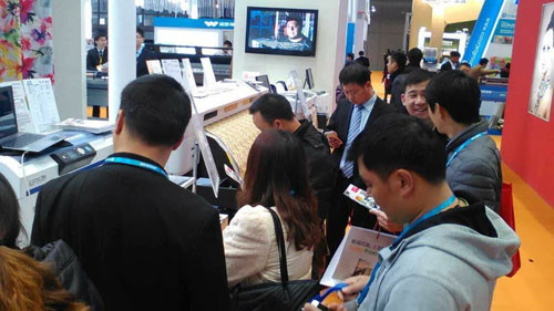 愛(ài)普生工作人員正在向到場(chǎng)觀眾熱情講解