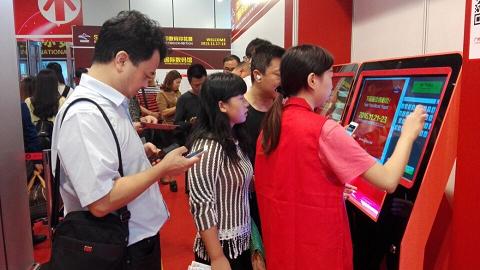 2015廣州國(guó)際網(wǎng)印噴印數(shù)碼印花展11月17日廣州琶洲保利展館盛大開(kāi)幕  首日入場(chǎng)觀眾過(guò)萬(wàn)人次