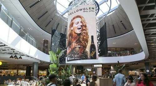 昆士蘭州最大商場(chǎng)懸掛巨型彎曲LED顯示屏