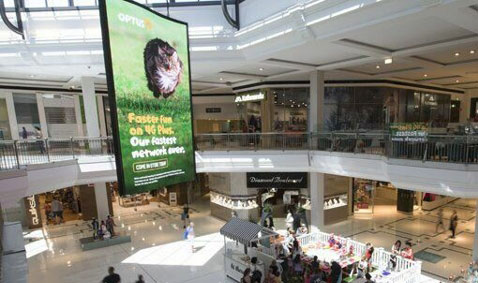 昆士蘭州最大商場(chǎng)懸掛巨型彎曲LED顯示屏