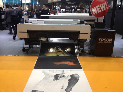 Epson SureColor P20080大幅面噴墨打印機正在輸出影像作品