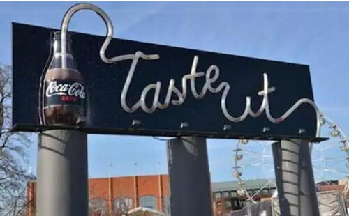 可口可樂的超炫解渴廣告牌