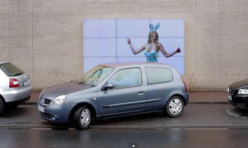 菲亞特的兔女郎智能交互停車屏