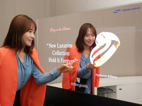 未來感十足，三星鏡面顯示器成時(shí)尚圈兒新寵！