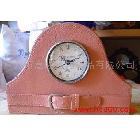 供應創(chuàng)意家居用品/腰帶設計高檔真皮鬧鐘+廣告禮品pu皮鐘表+皮座鐘價格