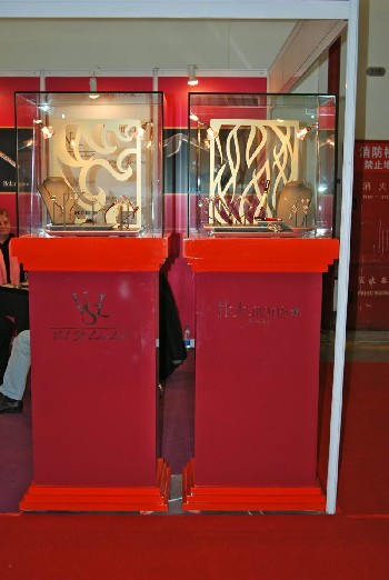 供應(yīng)鐘表展柜︱深圳品誠生產(chǎn)鐘表展示柜，品質(zhì)保證，價格更優(yōu)