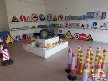 成都道路標(biāo)牌 交通標(biāo)牌 橡膠減速帶 定車(chē)位 反光標(biāo)志牌