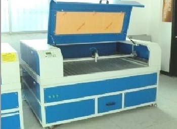 成馳電腦雕刻機(jī)電腦裁皮機(jī)