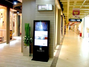 珠寶店/飾品店/各種專賣連鎖店使用網(wǎng)絡(luò)落地式廣告機(jī)